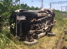 Водитель УАЗ-469 попытался проехать переезд перед близко идущим пассажирским поездом