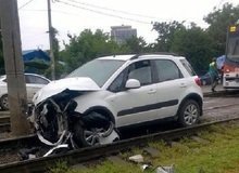 Утром 15 мая в Краснодаре иномарка вылетела на рельсы