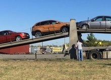 В группе Russian Cars Industry появились шпионские фотографии загружаемых на автовоз «внедорожных» Xray