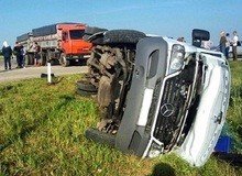 В результате столкновения микроавтобуса Mercedes и грузовика КамАЗ пострадали три человека