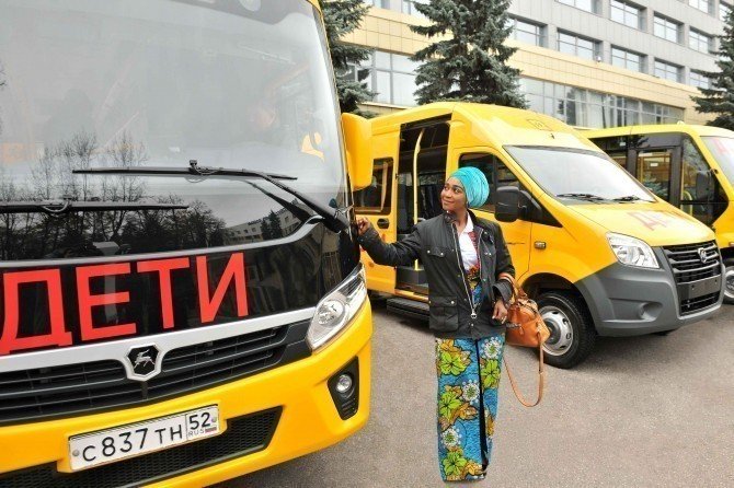 Это автобусы, которые правительство купило для школьников Ганы