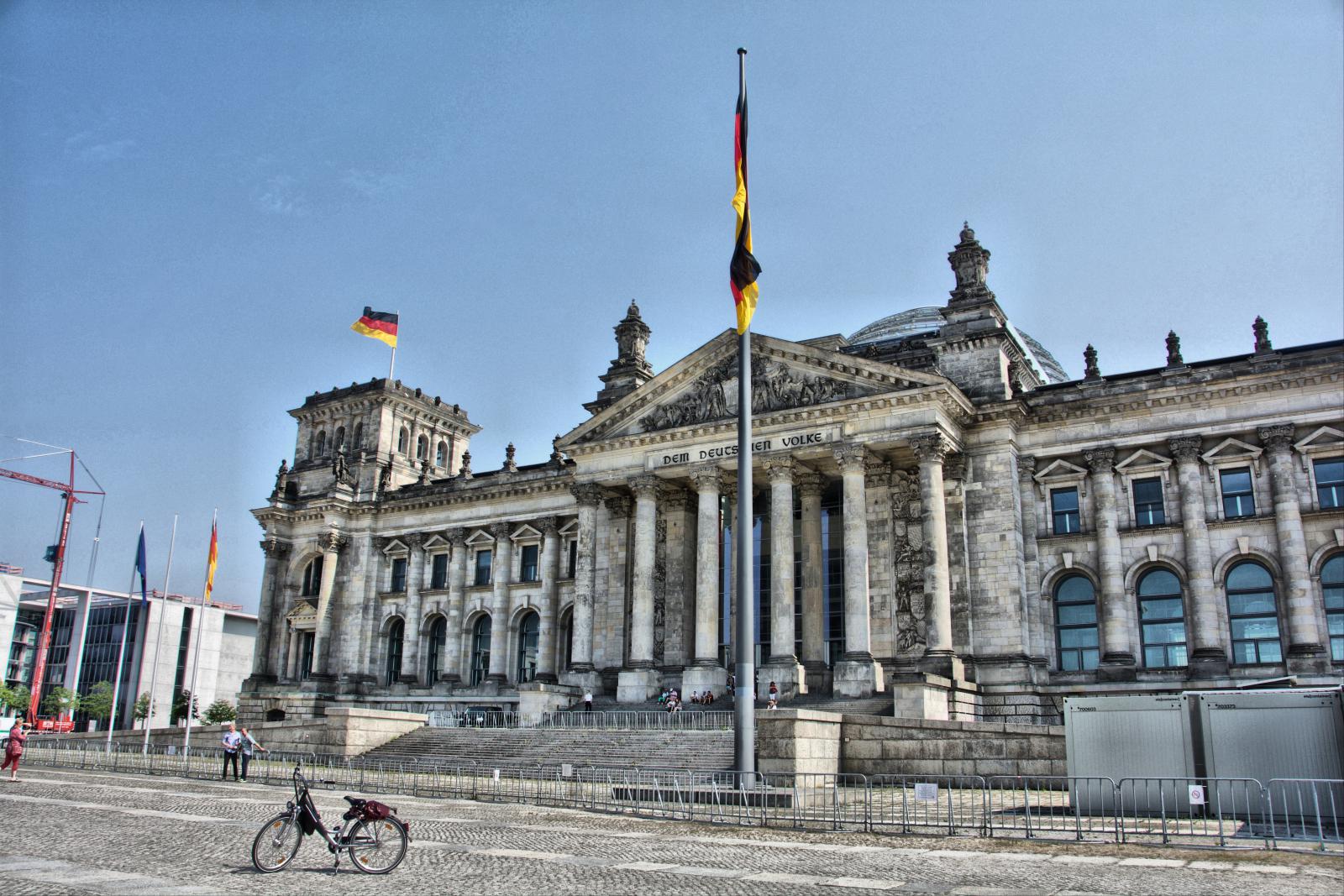 Здание Рейхстага - историческое здание в Берлине, где в 1894-1933 годах заседал рейхстаг Германской империи и рейхстаг Веймарской республики, а с 1999 года размещается бундестаг.