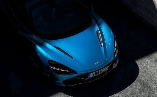 Компания McLaren опубликовала в своём Facebook фото и видео нового суперкара