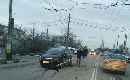 На улице Малоземельской в Новороссийске столкнулись две иномарки - «Опель» и «Лексус»