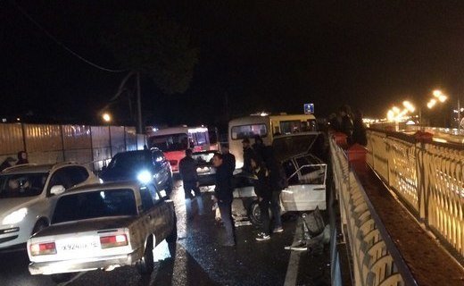 Авария произошла около 20:00 сегодня, 21 ноября, в Адлерском районе Сочи