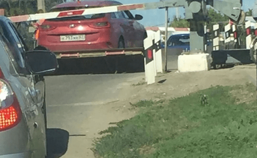 Водитель на красной иномарке «Киа ПроСид» пытался проскочить до закрытия переезда