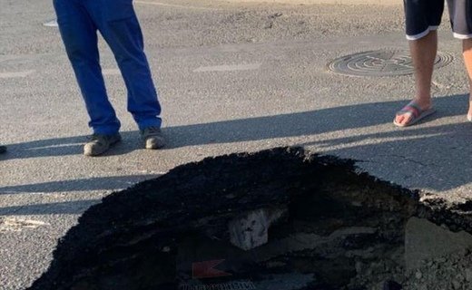 Внушительный пролом образовался в асфальтовом покрытии на оживлённой улице Краснодара