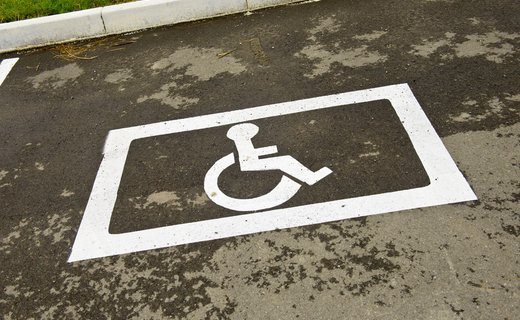 Владимир Путин подписал закон, регламентирующий порядок парковки автомобилей инвалидов, имеющих соответствующую маркировку
