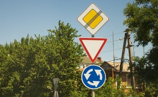 Отныне круговые перекрёстки в России необходимо считать главной дорогой