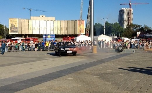 Большой праздник устроили для краснодарцев сотрудники пожарной охраны на Театральной площади в Краснодаре