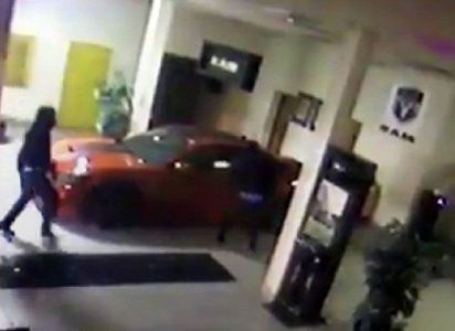 В сети появилось видео похищения автомобиля из автосалона в Детройте. Кража была совершена 24 января этого года