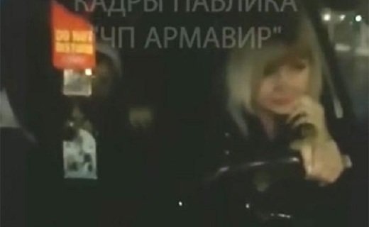 Кроме штрафа в 1500 рублей агрессивной жительнице Армавира грозит арест на 15 суток