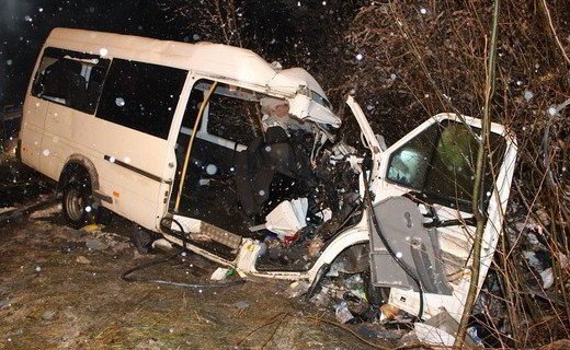 Вечером 16 ноября на автодороге "Йошкар-Ола – Козьмодемьянск" микроавтобус Mercedes Sprinter врезался в лесовоз