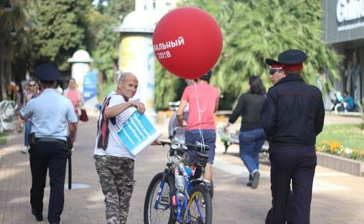 Сочинец 7 октября проводил одиночный пикет, привязав к своему велосипеду красный шарик с надписью «Навальный»