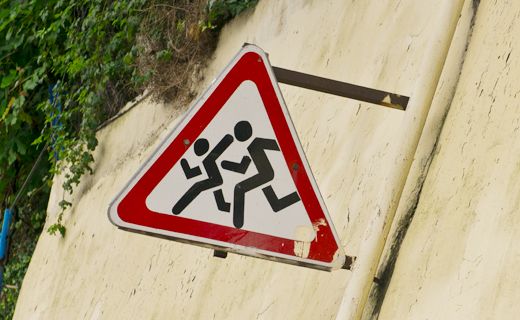 Летнее время – пора во многих смыслах жаркая. К сожалению, каникулы всегда характеризуются высокой аварийностью с участием маленьких пешеходов.