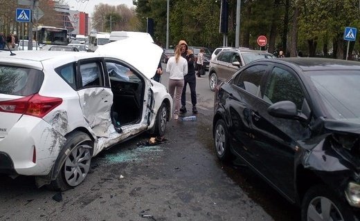 10 апреля на перекрёстке улиц Советов и Чайковского автомобиль Chevrolet врезался в Toyota