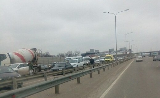 На въезде в Краснодар столкнулись автомиксер и четыре легковушки