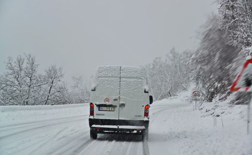 Ни в коем случае не делайте внезапных маневров на скользкой дороге.