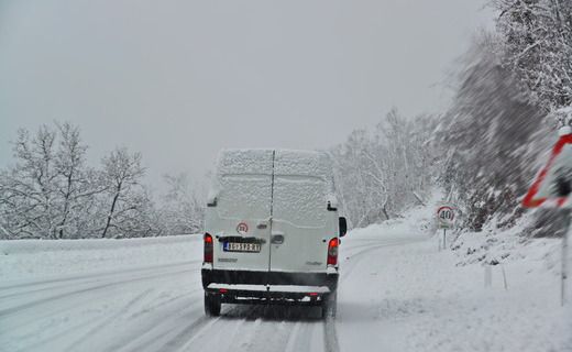 Ни в коем случае не делайте внезапных маневров на скользкой дороге.