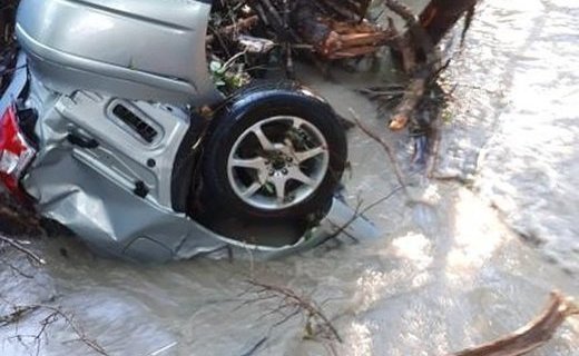 В сочинском Дагомысе во время дождя смыло автомобиль «Тойота Авенсис»