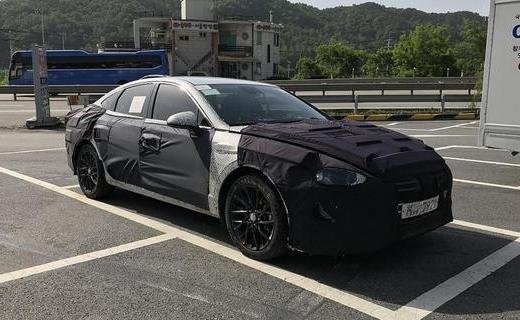 Частично закамуфлированный автомобиль сняли во время дорожных тестов в Южной Корее