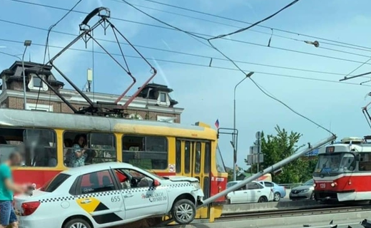 Столкновение городского электротранспорта и такси произошло сегодня днём