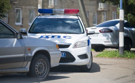 Мужчину, кинувшего коктейль Молотова в полицейские автомобили, отправили на принудительное лечение