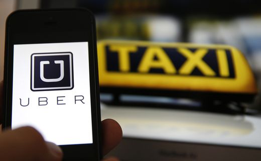 Американские таксисты требуют от Uber признать всех работающих через сервис водителей штатными сотрудниками.