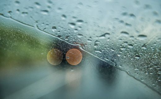 Вождение под дождем: основные правила и ключевые моменты.