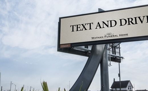 В Канаде с рекламных щитов водителей призывают чаще набирать текстовые сообщения во время вождения