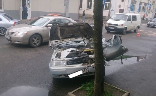 В Краснодаре на пересечении улиц Красноармейской и Горького произошла авария со смертельным исходом.