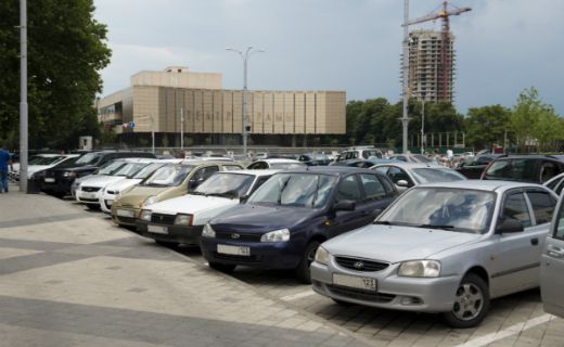 Покупка авто может осуществляться не только в салоне, но и на авторынке. Риск столкнуться с мошенниками в этом случае увеличивается.