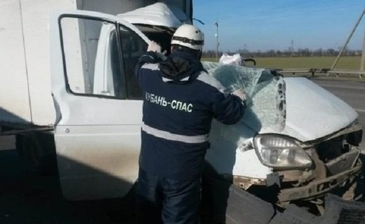 Днём 19 февраля на 157 км ФАД "Кавказ" грузовая ГАЗель врезалась сзади в стоящий на светофоре грузовик Toyota Hino