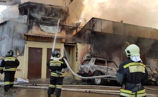 Утром 28 декабря загорелся авторынок на улице Голенева - автомобили и техническое здание
