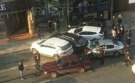 В пятницу около 18:30 на улице Красных Партизан иномарка протаранила сразу четыре припаркованных автомобиля