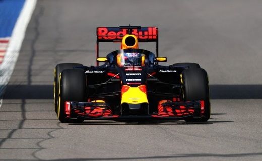 На свободной тренировке Гран-при России команда Red Bull испытала защитный экран Aeroscreen.