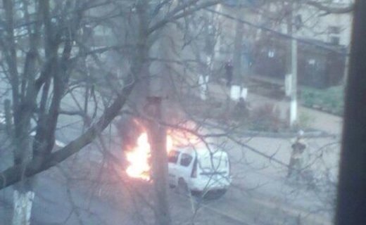 По словам очевидцев, загоревшийся в ЖК "Московский" автомобиль «Лада Ларгус» принадлежит службе такси «Везет»