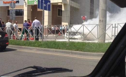 В Краснодаре на парковке торгового центра «Карнавал» тушили загоревшийся автомобиль
