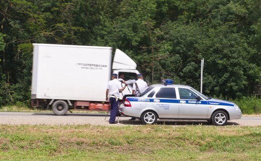 Верховный суд РФ запретил автомобилистам передавать инспекторам ДПС документы, каким-либо образом соединенные с машиной