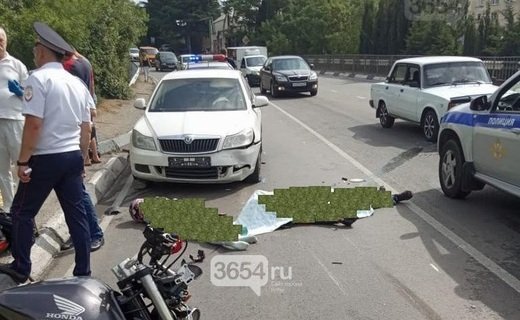 Мотоциклист сбил пешехода, после чего вместе со своей пассажиркой упал под колёса встречного авто