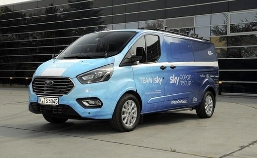 Для велокоманды Team Sky компания Ford сделала уникальную версию микроавтобуса Tourneo Custom, и кастомизированный пикап Ford Ranger. 