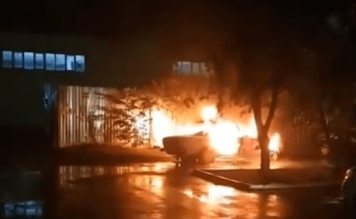 В Краснодаре на улице 9-я Тихая в ночь с 20 на 21 сентября сгорел автомобиль ВАЗ-2106