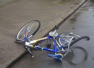 На Анапском шоссе на полосе, ведущей в сторону микрорайона 13, в Новороссийске легковушка насмерть сбила велосипедиста