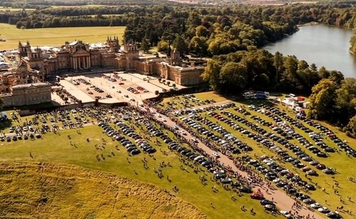 На лужайке перед двоцом Бленхейм в британском Оксфордшире выстроились все поколения Bentley