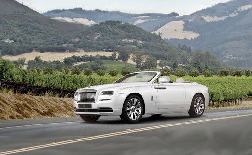 Первый экземпляр Rolls-Royce Dawn купили за 750 тысяч долларов США.