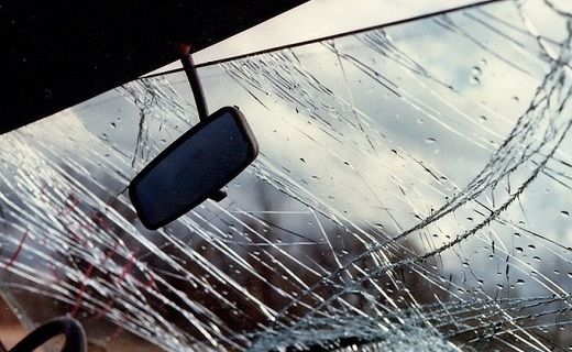 На Кубани в поселке Калинино местный житель в порыве гнева разбил лобовое стекло, а также повредил кузов автомобиля, принадлежащего его подруге