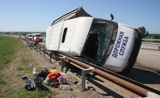 17 мая грузовик МАЗ протаранил два автомобиля дорожных служб - пострадали четыре человека, один из которых позже скончался в больнице
