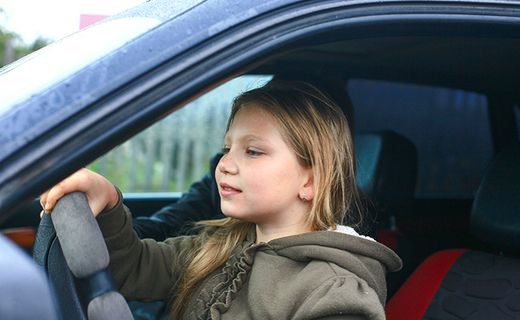 Правоохранители считают необходимым запретить оставлять в машине на время стоянки маленьких детей без присмотра взрослых
