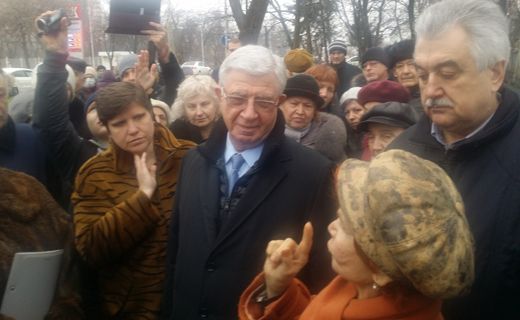 Вторую неделю жители домов в начале Ростовского шоссе протестуют против планов капитального ремонта этой трассы.