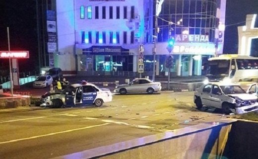 Ночью 1 апреля в Сочи патрульный автомобиль столкнулся с такси